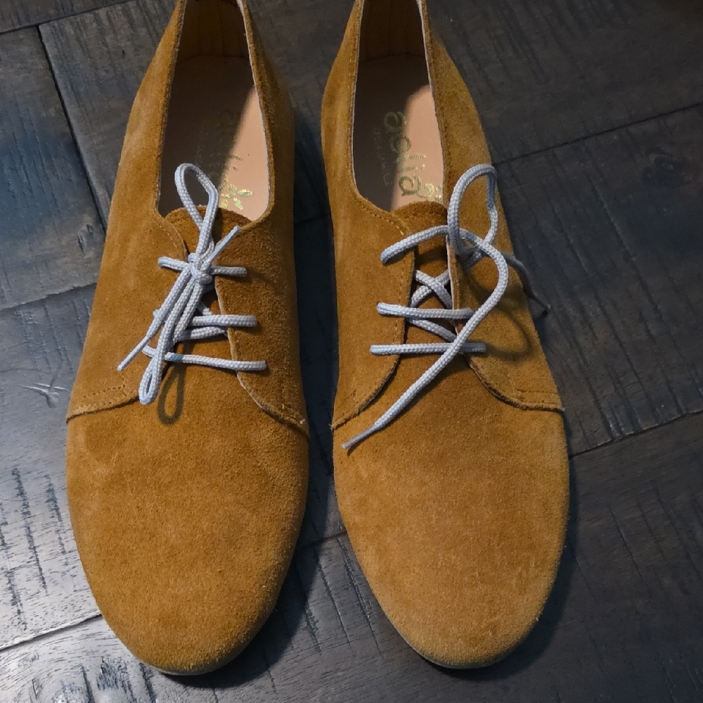 Women's Suede Oxford Shoes in Tan